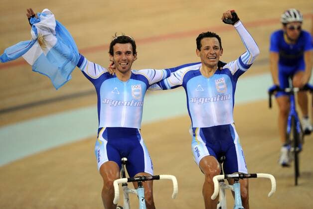 Juan Esteban Curuchet (re.) und Walter Fernando Perez (beide Argentinien) - Olympiasieger 2008 im Bahnrad Madison -  Radsport OS Sommer Herren Olympische Spiele Peking 2008, Sommerspiele, Nationaltrikot Gruppe Peking Freude,