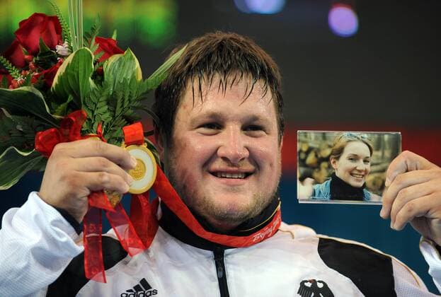 Olympia, Historie, Rückblick auf die Sommerspiele 2008 in Peking Matthias Steiner (Deutschland) ist Olympiasieger 2008 in der Klasse über 105 Kilogramm und widmet diesen Erfolg seiner verstorbenen Ehefrau Susann, die bei einem Verkehrsunfall ums Leben gekommen ist - Gewichtheben OS Sommer Herren Olympische Spiele 2008, Sommerspiele, Klasse über 105kg Einzelbild verstorben, gestorben Beijing Glück, Romantik, Begeisterung, Freude,