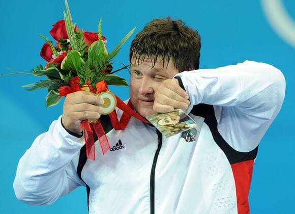 Matthias Steiner (Deutschland) ist Olympiasieger 2008 in der Klasse über 105 Kilogramm und widmet diesen Erfolg seiner verstorbenen Ehefrau Susann, die bei einem Autounfall ums Leben gekommen ist - Gewichtheben OS Sommer Herren Olympische Spiele 2008, Sommerspiele, Klasse über 105 Kilogramm Einzelbild verstorben, gestorben Beijing Glück, Freude,