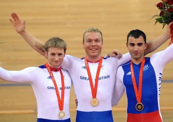 Siegerehrung Olympia 2008 im Bahnrad Sprint - Olympiasieger Chris Hoy (Mitte), Jason Kenny (beide Großbritannien, li.) und Mickael Bourgain (Frankreich) - Radsport OS Sommer Herren Olympische Spiele 2008, Sommerspiele, Rad, Bahn, Halle, Indoor, Bahnrad, Bahnradsport, Sprint, Gruppe Nationaltrikot Peking Freude,