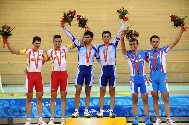 Siegerehrung Olympia 2008 im Madison - v.li.: Joan Llaneras und Antonio Tauler (beide Spanien), Olympiasieger Walter Fernando Perez und Juan Esteban Curuchet (beide Argentinien), sowie ... -  Radsport OS Sommer Herren Olympische Spiele 2008, Sommerspiele, Rad, Bahn, Halle, Indoor, Bahnrad, Bahnradsport, Sprint, Gruppe Nationaltrikot Peking Freude,