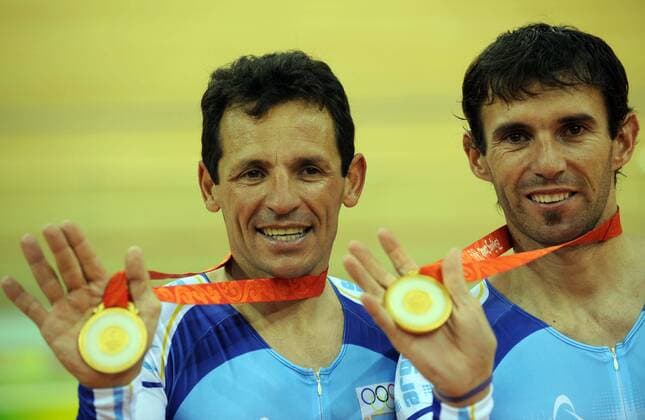 Juan Esteban Curuchet (li.) und Walter Fernando Perez (beide Argentinien) - Olympiasieger 2008 im Madison -  Radsport OS Sommer Herren Olympische Spiele 2008, Sommerspiele, Rad, Bahn, Halle, Indoor, Bahnrad, Bahnradsport, Sprint, Gruppe Nationaltrikot Peking Freude,