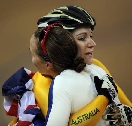 Anna Meares (Australien, re.) gratuliert Victoria Pendleton (Großbritannien), der Olympiasiegerin 2008 im Bahnradsprint - Radsport OS Sommer Damen Olympische Spiele 2008, Sommerspiele, Rad, Bahn, Halle, Indoor, Bahnrad, Bahnradsport, Sprint Gruppe Nationaltrikot Peking Freude,