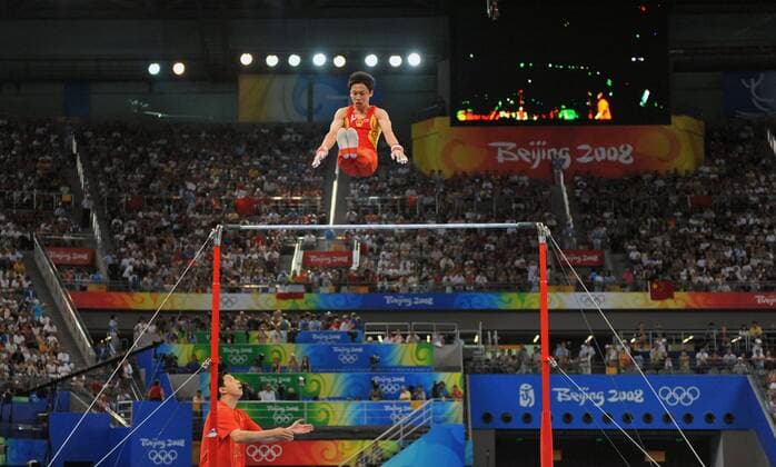 Olympia, Historie, Rückblick auf die Sommerspiele 2008 in Peking Zou Kai (China) - Reck Turnen OS Sommer Herren Olympische Spiele Peking 2008, Sommerspiele, Nationaltrikot, Geräteturnen, Kunstturnen Totale Peking