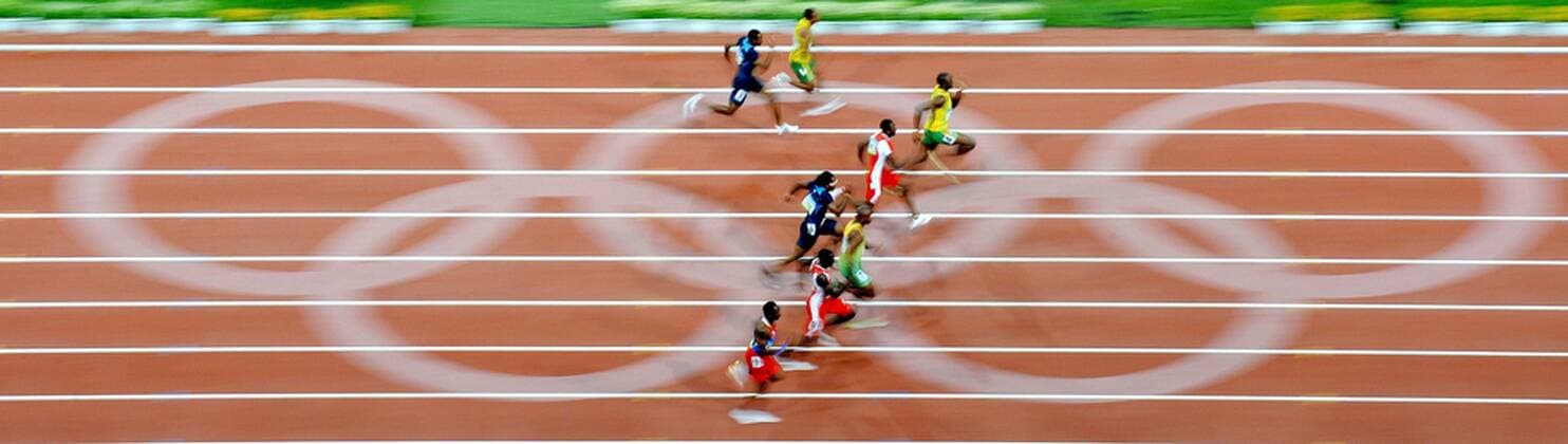 Finale über 100m bei den Olympischen Spielen 2008 - Usain Bolt (Jamaika, re.) kann sich schon mitten im Rennen deutlich absetzen -  Leichtathletik OS Sommer Herren Olympische Spiele 2008, Sommerspiele, Nationaltrikot, 100m, Totale o0 Vogelperspektive, oben Peking
