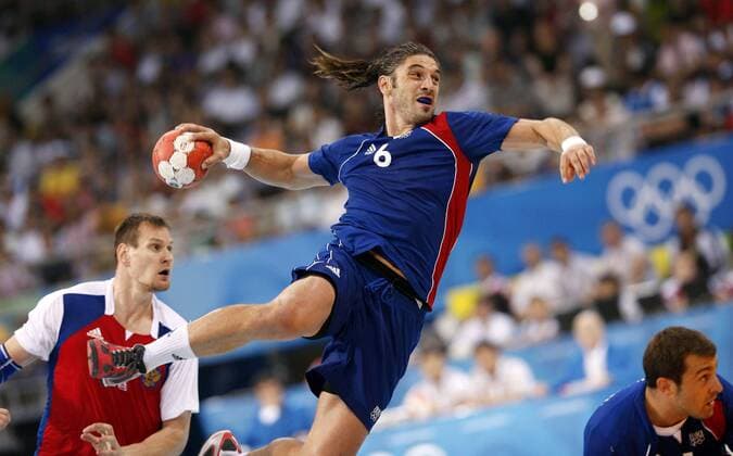 Bertrand Gille (Frankreich) am Ball -  Handball OS Sommer Herren Olympische Spiele 2008, Sommerspiele, Länderspiel, Nationalteam, Nationaltrikot, Viertelfinale Einzelbild o0 Segeln Peking Dynamik,