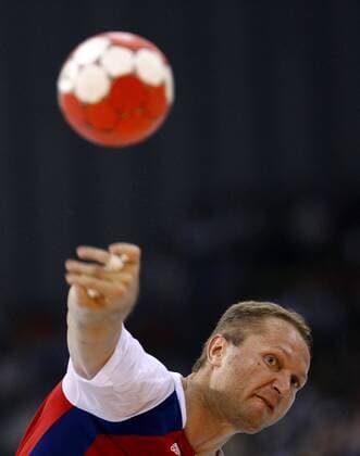 Eduard Koksharov (Russland) am Ball -  Handball OS Sommer Herren Olympische Spiele 2008, Sommerspiele, Länderspiel, Nationalteam, Nationaltrikot, Viertelfinale Einzelbild Peking Dynamik,