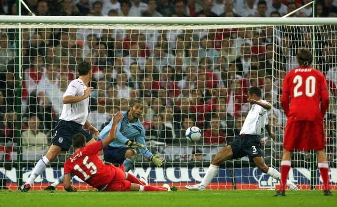 Ashley Cole (England, 2.v.re.) erzielt ein Eigentor -  Fußball Länderspiel Herren Freundschaftsspiel 2008, Test, Testspiel, Nationalteam, Nationaltrikot, England - Tschechien 2:2 Gruppe London Dynamik,