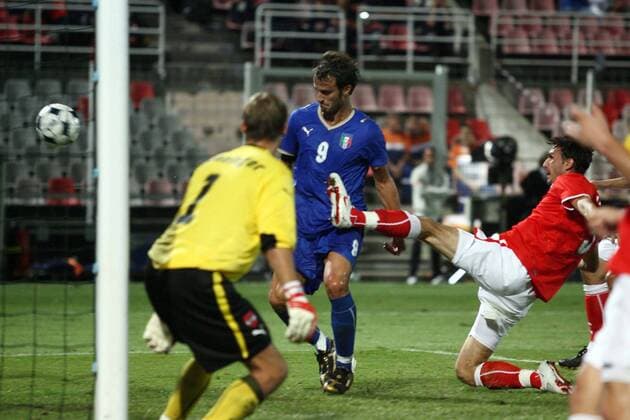Alberto Gilardino (Italien, Mitte) setzt sich durch und erzielt ein Tor -  Fußball Länderspiel Herren Freundschaftsspiel 2008, Test, Testspiel, Nationalteam, Nationaltrikot, Italien - Österreich 2:2 Gruppe Nizza Dynamik,
