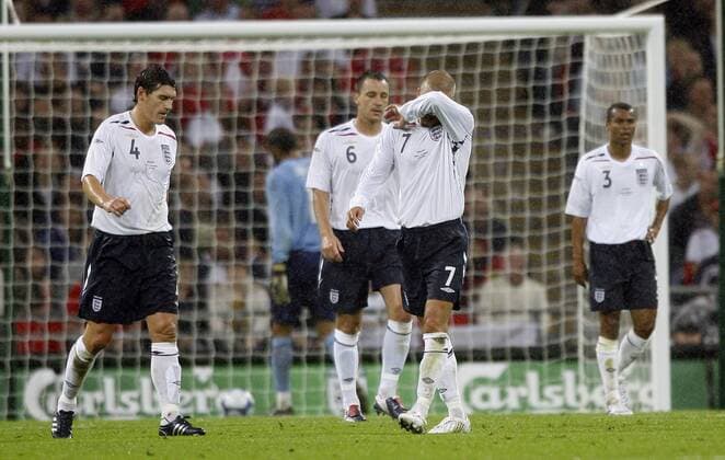 England enttäuscht, v.li.: Gareth Barry, John Terry und David Beckham - EDITORIAL USE ONLY. No use with unauthorised audio, video, data, fixture lists, club league logos or live services. Online in-match use limited to 120 images, no video emulation. No use in betting, games or single club league player publications. Fußball Länderspiel Herren Freundschaftsspiel 2008, Test, Testspiel, Nationalteam, Nationaltrikot, Gruppe London Enttäuschung,