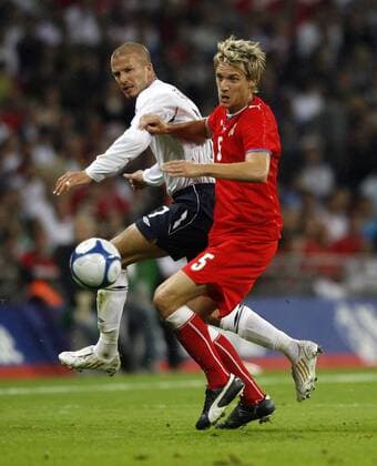 David Beckham (England, li.) gegen Radoslav Kovac (Tschechien) - EDITORIAL USE ONLY. No use with unauthorised audio, video, data, fixture lists, club league logos or live services. Online in-match use limited to 120 images, no video emulation. No use in betting, games or single club league player publications. Fußball Länderspiel Herren Freundschaftsspiel 2008, Test, Testspiel, Nationalteam, Nationaltrikot, England - Tschechien 2:2 Gruppe London Dynamik,
