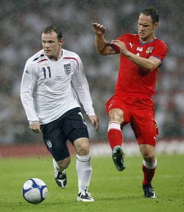 Wayne Rooney (England, li.) gegen Jan Polak (Tschechien) - EDITORIAL USE ONLY. No use with unauthorised audio, video, data, fixture lists, club league logos or live services. Online in-match use limited to 120 images, no video emulation. No use in betting, games or single club league player publications. Fußball Länderspiel Herren Freundschaftsspiel 2008, Test, Testspiel, Nationalteam, Nationaltrikot, England - Tschechien 2:2 Gruppe London Dynamik,