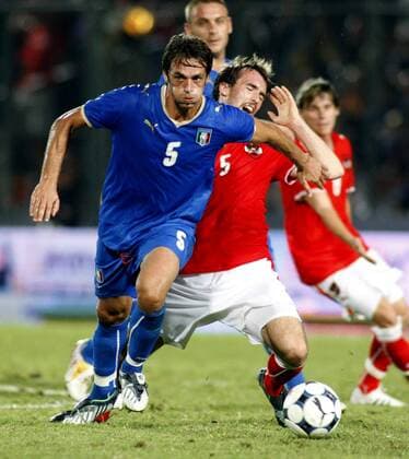 Nicola Legrottaglie (Italien, li.) gegen Christian Fuchs (Österreich) -  Fußball Länderspiel Herren Freundschaftsspiel 2008, Test, Testspiel, Nationalteam, Nationaltrikot, Vdig Gruppe Nizza Dynamik, Kampf,