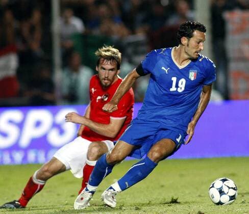 Gianluca Zambrotta (Italien, re.) gegen Christian Fuchs (Österreich) -  Fußball Länderspiel Herren Freundschaftsspiel 2008, Test, Testspiel, Nationalteam, Nationaltrikot, Vdig Gruppe Nizza Dynamik,