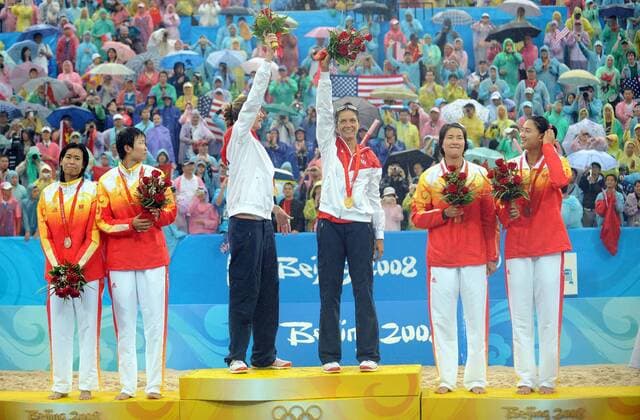 Siegerehrung Olympia 2008 - Beachvolleyball: Olympiasieger Kerri Walsh und Misty May Treanor (USA, Mitte), Tian Jia und Wang Jie (China, li.) und Zhang Xi und Xue Chen (China) -  Beachvolleyball OS Sommer Damen Olympische Spiele 2008, Sommerspiele, Beach, premiumd, Aufmacher Gruppe Peking Freude,
