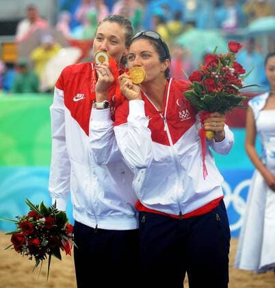 Kerri Walsh (li.) und Misty May Treanor (beide USA) - Olympiasieger 2008 im Beachvolleyball -  Beachvolleyball OS Sommer Damen Olympische Spiele 2008, Sommerspiele, Beach, premiumd, Aufmacher Gruppe Peking Freude,