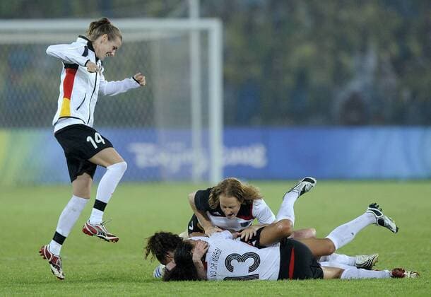 Simone Laudehr (Deutschland, li.) - Schlussjubel mit den Mitspielerinnen nach Platz drei bei Olympia 2008 - Fußball OS Sommer Damen Olympische Spiele Peking 2008, Sommerspiele, Länderspiel, Nationalmannschaft, Nationaltrikot, Gruppe Peking Freude, Begeisterung,