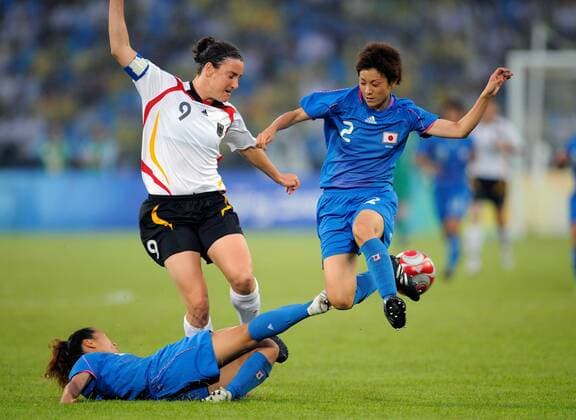 Birgit Prinz (Deutschland, Mitte) gegen Azusa Iwashimizu (li.) und Yukari Kinga (beide Japan) - Fußball OS Sommer Damen Olympische Spiele Peking 2008, Sommerspiele, Länderspiel, Nationalmannschaft, Nationaltrikot, Gruppe Peking Dynamik,
