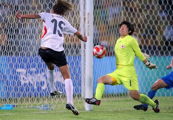 Fatmire Bajramaj (Deutschland, li.) trifft zum 1:0 gegen Torfrau Miho Fukumoto (Japan) - Fußball OS Sommer Damen Olympische Spiele Peking 2008, Sommerspiele, Länderspiel, Nationalmannschaft, Nationaltrikot, Gruppe Peking
