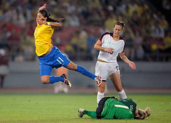 Cristiane (Brasilien, li.) gegen Torfrau Hope Solo und Kate Markgraf (beide USA) - Fußball OS Sommer Damen Olympische Spiele Peking 2008, Sommerspiele, Länderspiel, Nationalmannschaft, Nationaltrikot, Finale Gruppe Peking Dynamik, Kampf,