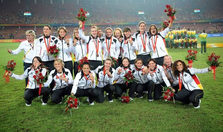 Nationalmannschaft Deutschland freut sich bei der Siegerehrung des olympischen Frauenfußballturniers über Platz 3 - Fußball OS Sommer Damen Olympische Sommerspiele Peking 2008, Spiele, Länderspiel, Nationalmannschaft, Totale Peking Freude,