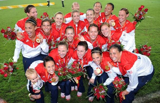 Olympiasieger USA bei der Siegerehrung des olympischen Frauenfußballturniers - Fußball OS Sommer Damen Olympische Sommerspiele Peking 2008, Spiele, Länderspiel, Nationalmannschaft,, Finale Totale Peking Freude,