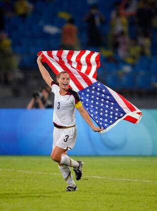 Christie Rampone (USA) jubelt mit Nationalflagge - die USA sind Olympiasieger 2008 - Fußball OS Sommer Damen Olympische Sommerspiele Peking 2008, Spiele, Länderspiel, Nationalmannschaft, Finale Einzelbild Peking Freude,