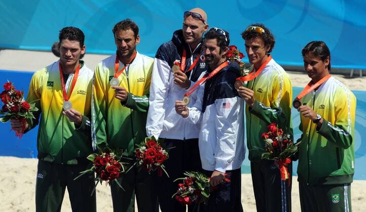 Siegerehrung Olympia 2008, Beachvolleyball, v.li.: Fabio Magalhaes und Marcio Araujo (beide Brasilien), Olympiasieger Philip Dalhausser und Todd Rogers (beide USA) und Ricardo Santos und Emanuel Rego (beide Brasilien) -  Beachvolleyball OS Sommer Herren Olympische Spiele 2008, Sommerspiele, Beach, Finale Gruppe Peking