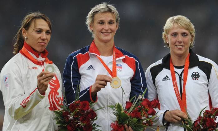 Siegerehrung Speerwurf Olympische Spiele 2008: Olympiasiegerin Barbora Spotakova (Tschechien, Mitte) zwischen Maria Abakumova (Russland, li.) und Christina Obergföll (Deutschland) -  Leichtathletik OS Sommer Damen Olympische Spiele 2008, Sommerspiele, Aufmacher, Nationaltrikot Gruppe Peking Freude,
