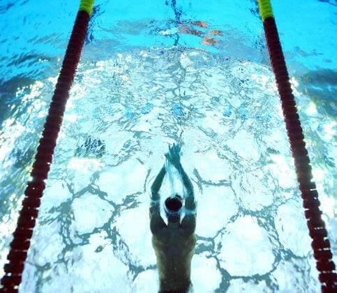Aaron Peirsol (USA) im National Aquatics Center in Peking - Unterwasseraufnahme -  Schwimmen OS Sommer Herren Olympische Spiele 2008, Sommerspiele 4x100m Lagen Gruppe WaterCube Water Cube Schwimmstadion Peking