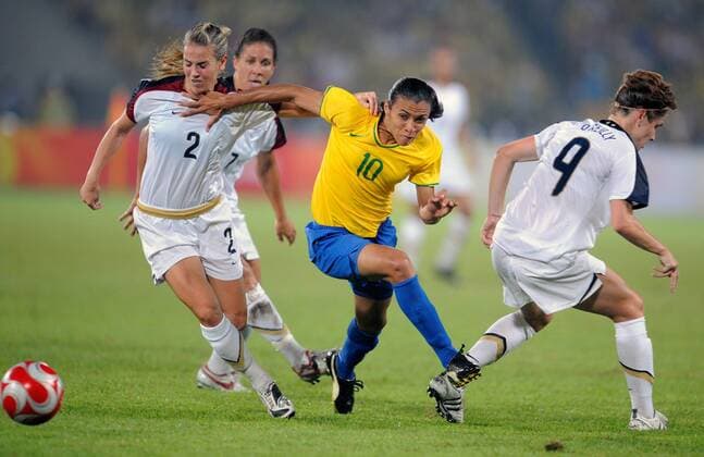 Heather Mitts (USA, li.) gegen Marta (Brasilien) - Fußball OS Sommer Damen Olympische Spiele 2008, Sommerspiele, Nationalteam, Nationaltrikot, Länderspiel, Finale, Frauen Gruppe Peking Dynamik,