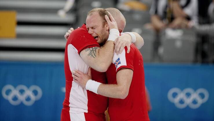 Olafur Stefansson (Island, re.) vergießt mit seinem Teamkollegen Sigfus Sigurdsson Freudentränen zum Finaleinzug -  Handball OS Sommer Herren Olympische Spiele 2008, Sommerspiele, Länderspiel, Nationalteam, Nationaltrikot, Halbfinale Gruppe Peking Freude, Begeisterung,