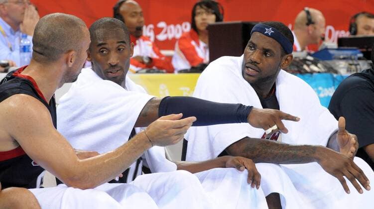 Kobe Bryant (Mitte) im Gespräch mit Jason Kidd (li.) und LeBron James (alle USA) -  (OLY20080822364) Basketball OS Sommer Herren Olympische Spiele 2008, Sommerspiele, Länderspiel, Nationalteam, Halbfinale Gruppe Peking