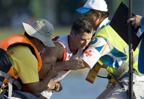 Olympia, Historie, Rückblick auf die Sommerspiele 2008 in Peking Tomasz Wylenzek (Deutschland) wird nach einem Schwächeanfall von Sanitätern behandelt Kanu OS Sommer Herren Olympische Spiele 2008, Sommerspiele, Zweier, 2er, 2 er, C2, C, Canadier, Zweiercanadier, 1000m Gruppe Peking Erschöpfung,