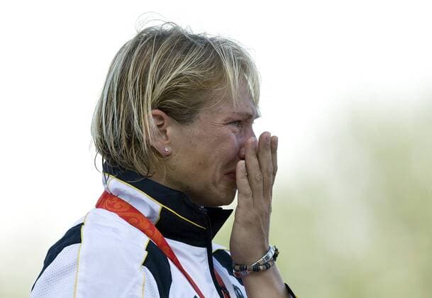 Katrin Wagner Augustin (Deutschland) vergießt Freudentränen nach dem Olympiasieg 2008 mit dem Viererkajak Kanu OS Sommer Damen Olympische Spiele 2008, Sommerspiele, Vierer, 4er, 4 er, K4, K, Kajak, Viererkajak, 500m, Kanusport Einzelbild Peking Freude, Begeisterung,