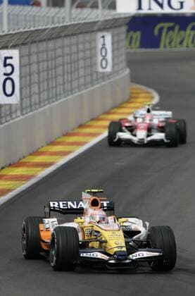 Nelson Piquet Jr. (Brasilien Renault) vor Timo Glock (Deutschland Toyota) Motorsport Grand Prix Herren Großer Preis von Europa 2008, Formel 1 Weltmeisterschaft, F1, F, GP, WM Gruppe Valencia