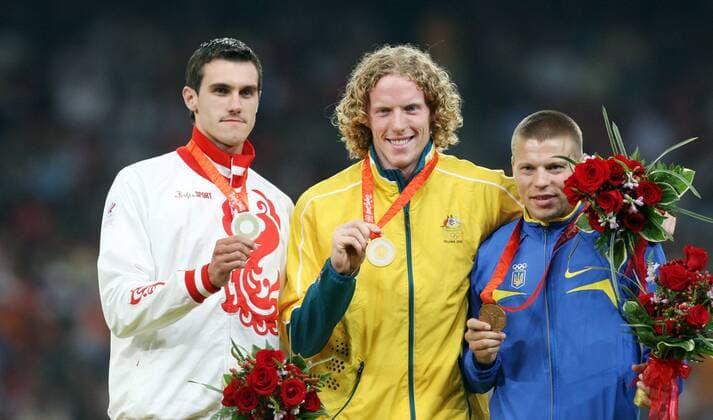 Siegerehrung im Stabhochsprung bei den Olympischen Spielen 2008, v.li.: Evgeny Lukyanenko (Rußland), Olympiasieger Steve Hooker (Australien) und Denys Yurchenko (Ukraine) Leichtathletik OS Sommer Herren Olympische Spiele 2008, Sommerspiele, Stabhochsprung Gruppe Peking Freude,