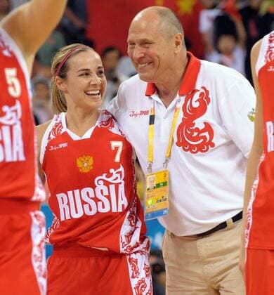 Rebekka Linn Hammon und Nationaltrainer Igor Grudin (beide Rußland) gut gelaunt ob des dritten Platzes bei Olympia 2008 -  (OLY20080823327) Basketball OS Sommer Damen Olympische Spiele 2008, Sommerspiele, Länderspiel, Spiel um Platz Drei, Nationalteam, Nationaltrikot Gruppe Beijing Begeisterung, Freude,