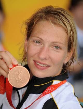 Katrin Wagner Augustin (Deutschland) ist Olympiadritte 2008 im Einerkajak über die 500 Meter Kanu OS Sommer Damen Olympische Spiele 2008, Sommerspiele, Kanusport, Nationaltrikot, K1, K 1, Einer, Einerkajak, Kajak Einzelbild Beijing Freude,