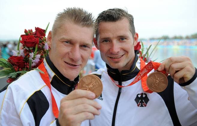 Olympia, Historie, Rückblick auf die Sommerspiele 2008 in Peking Christian Gille (li.) und Tomasz Wylenzek (Deutschland) sind Olympiadritte 2008 über die 500 Meter im Zweiercanadier Kanu OS Sommer Herren Olympische Spiele 2008, Sommerspiele, Kanusport, C2, C 2, Zweier, Canadier Gruppe Beijing Begeisterung, Freude,