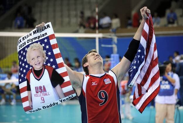 Ryan Millar (USA) ist mit seinem Team Olympiasieger 2008 im Volleyball und widmet diesen Erfolg seinem Sohn Max Ryan -  Volleyball OS Sommer Herren Olympische Spiele Peking 2008, Sommerspiele, Länderspiel, Nationalteam, Nationaltrikot, Einzelbild Peking Freude,