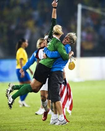 Nationaltrainerin Pia Sundhage (re.) und Torfrau Hope Solo (beide USA) feiern den Olympiasieg 2008 Fußball OS Sommer Damen Olympische Spiele 2008, Sommerspiele, Länderspiel, Finale, Nationalteam, Frauen, Frauenfußball Gruppe Beijing Begeisterung, Freude,