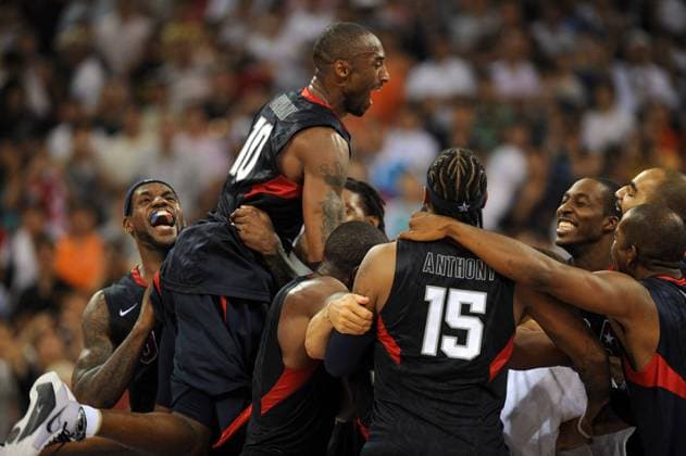 LeBron James (li.) und Kobe Bryant (2.v.li., beide USA) feiern den Olympiasieg 2008 -  Basketball OS Sommer Herren Olympische Spiele 2008, Sommerspiele, Länderspiel, Finale, Nationalteam, Nationaltrikot Gruppe Beijing Begeisterung, Freude,