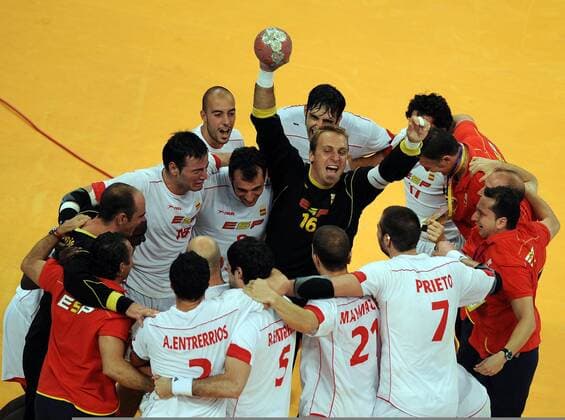Spanien mit Torwart David Bofill Barrufet (16) belegt Platz 3 im Rahmen der Olympischen Spiele 2008 -  Handball OS Sommer Herren Olympische Spiele Peking 2008, Sommerspiele, Nationalteam, Nationaltrikot, Länderspiel Totale Peking Freude,
