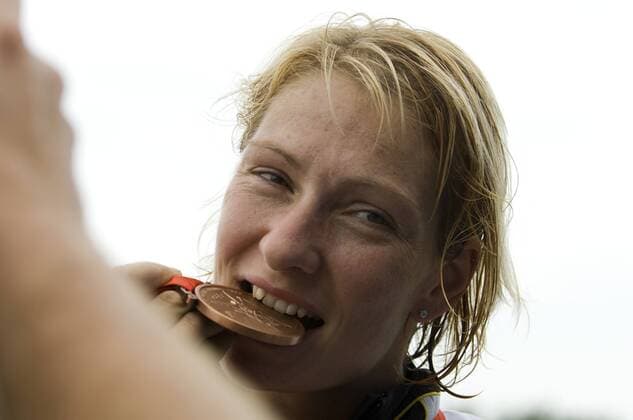 Katrin Wagner Augustin (Deutschland) überglücklich ob des dritten Ranges im Einerkajak bei Olympia 2008 Kanu OS Sommer Damen Olympische Spiele 2008, Sommerspiele, Kanusport, K1, K 1, Einer, Kajak, Einerkajak, 1er, 1 er, 500m Einzelbild Beijing Begeisterung, Freude,