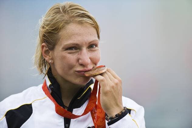 Katrin Wagner Augustin (Deutschland) ist Olympiadritte 2008 im Einerkajak über die 500 Meter Kanu OS Sommer Damen Olympische Spiele 2008, Sommerspiele, Kanusport, K1, K 1, Einer, Kajak, Einerkajak, 1er, 1 er, 500m Einzelbild Beijing Begeisterung, Freude,