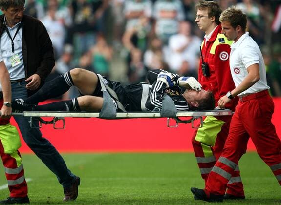 Torwart Georg Koch (Rapid Wien) wird verletzt abtransportiert -  Fußball Herren Bundesliga 2008 2009, 1. Österreichische Liga, Gruppe Wien