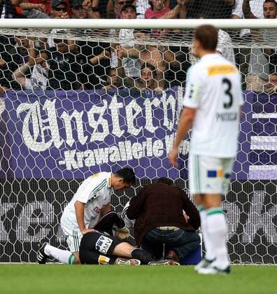 Torwart Georg Koch (Rapid Wien, 2.v.li.) wurde durch eine Böllerattacke verletzt -  Fußball Herren Bundesliga 2008 2009, 1. Österreichische Liga, Gruppe Wien
