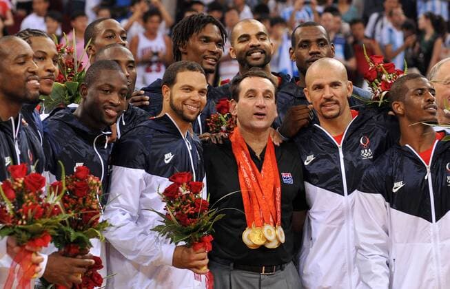 USA sind Olympiasieger 2008 - Nationaltrainer Mike Krzyzewski (Mitte) mit den Goldmedaillen der Spieler Basketball OS Sommer Herren Olympische Spiele Beijing 2008, Sommerspiele, Länderspiel, Finale, Nationalteam, Gruppe Beijing Freude,