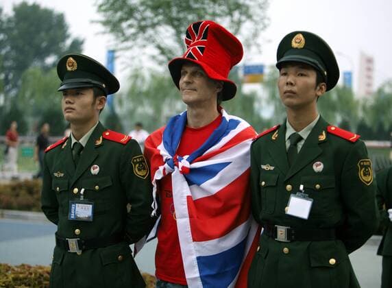 Olympia, Historie, Rückblick auf die Sommerspiele 2008 in Peking Fraser White (England Bürger Shanghais, Mitte) posiert anlässlich der Abschlussfeier der Olympischen Spiele 2008 in Peking mit zwei chinesischen Soldaten -  (OLY20080824910) OS Sommer Herren Olympische Spiele 2008, Sommerspiele, Schlussfeier, Zeremonie Gruppe Peking